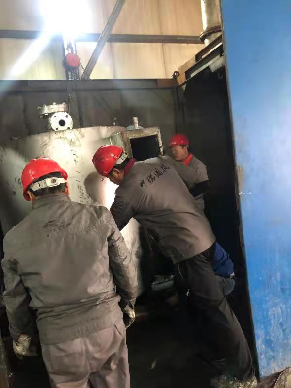 我司基地员工安装河南嵩县10吨生活垃圾热气化处理设备